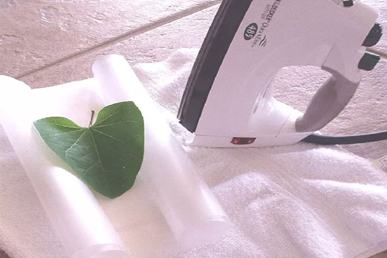 使用蠟紙壓榨葉子是建筑物和使用膠合板葉子壓榨機的一種簡便替代方法