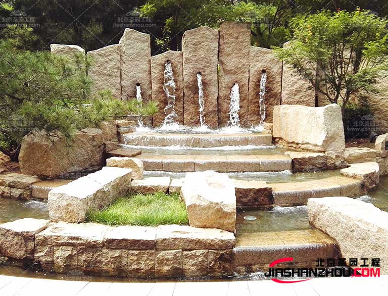 塑石假山與植物之間可以彼此的可以互利互惠促進生長