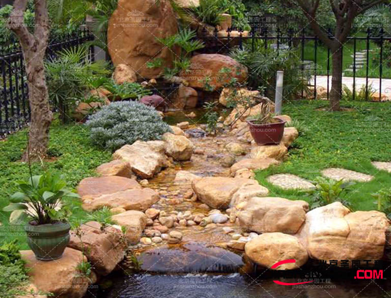 塑石假山可以模仿自然山石的形態和紋理，用于園林景觀中