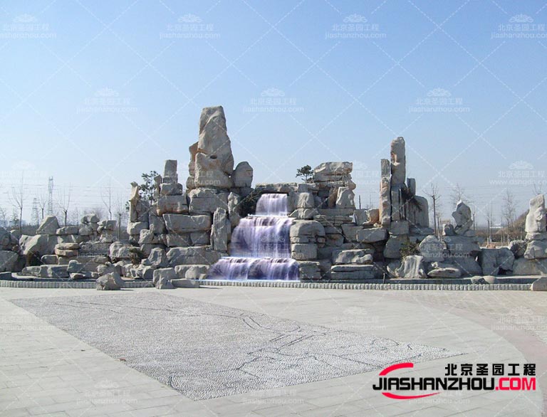 一座座的塑石假山都是模擬出的自然巖石形態(tài)創(chuàng)造出來的假山