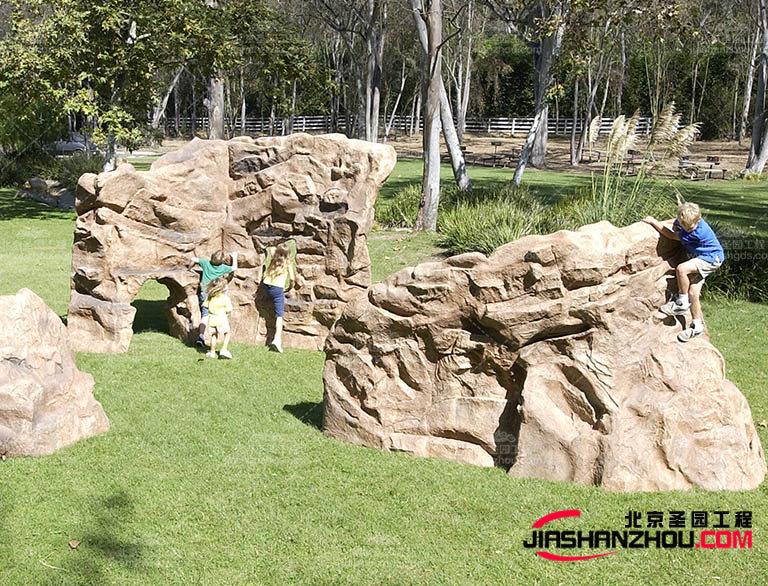 塑石假山制作的材料具有耐久性，表面不易弄臟