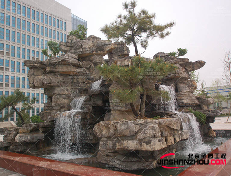 在如今的現(xiàn)代的塑石假山的材料很多都是用水泥進行制作的