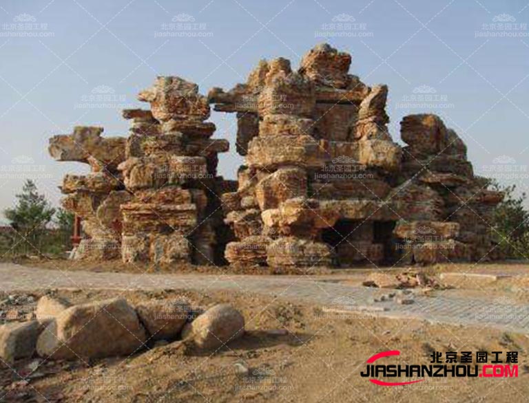 塑石假山是古代與現(xiàn)代藝術為一體的藝術設計，加的宏偉