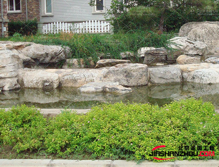 在塑石假山上擺放這樣的瓷器可以增強(qiáng)整體的豪華感和品質(zhì)感