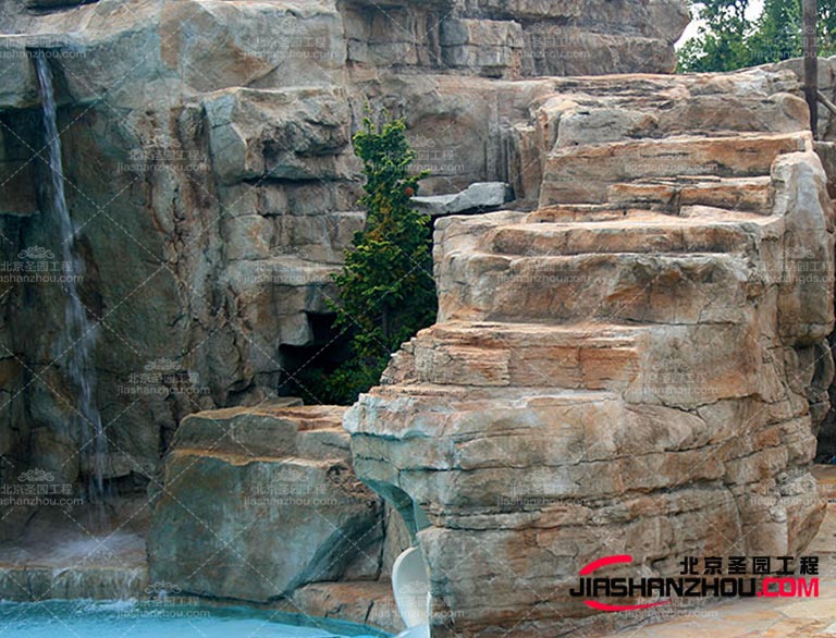 草木也是塑石假山設(shè)計(jì)中的重要元素設(shè)計(jì)師會(huì)在假山上安排植被