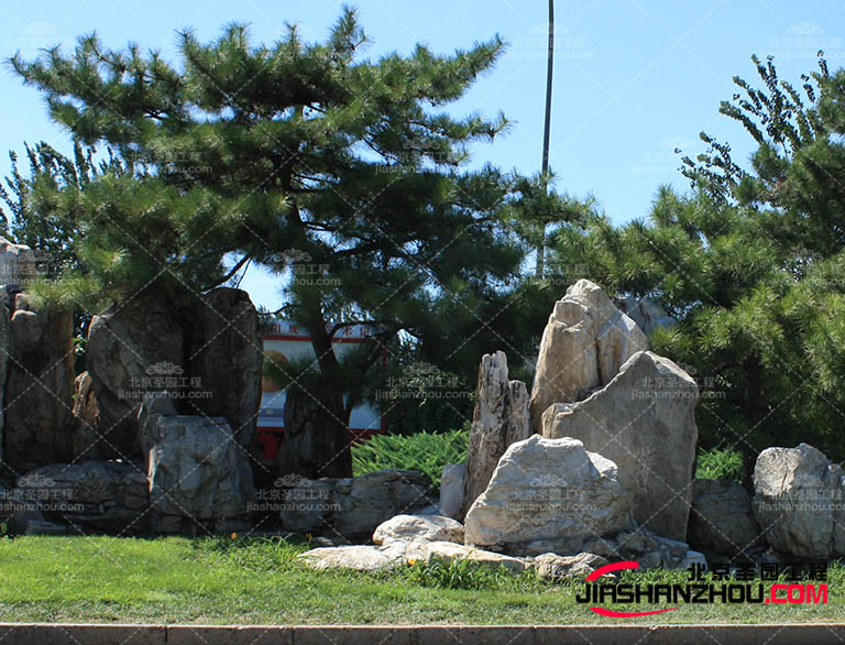 傳統f格的塑石假山設計師可以選擇具有濃厚文化氛圍的家具和配飾