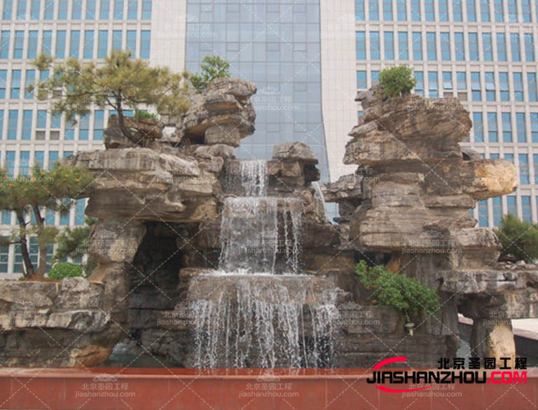 塑石假山可以模擬巖石的質感和外觀，給人一種穩重和堅固的感覺