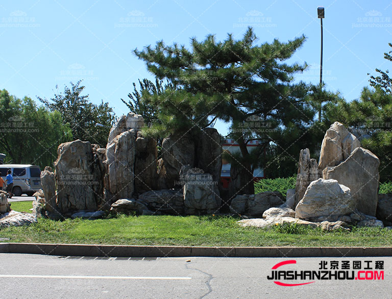 塑石假山具有很強的可塑性，可以根據設計師的要求進行定制