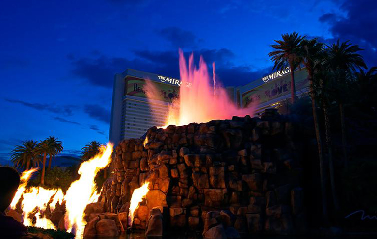 科技博物館景區(qū)仿古人造火山爆發(fā)了 就像真的一樣