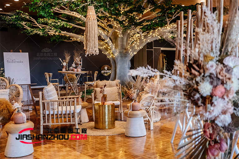 長沙仿真樹生機(jī)勃勃的景象吸引四面八方的游客駐足欣賞