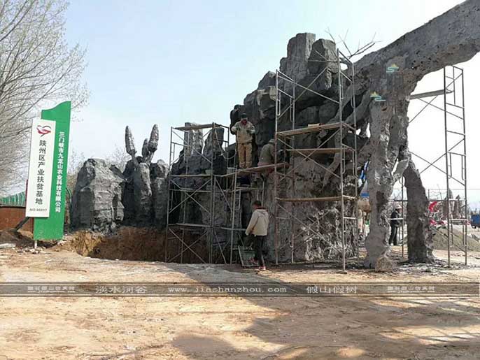 仿真樹大門.jpg 仿真樹大門