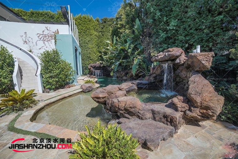 仿真假山水景.jpg 仿真假山水景