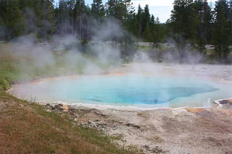 在黃石國(guó)家公園中發(fā)現(xiàn)的溫泉多呈彩虹色.jpg 在黃石國(guó)家公園中發(fā)現(xiàn)的溫泉多呈彩虹色