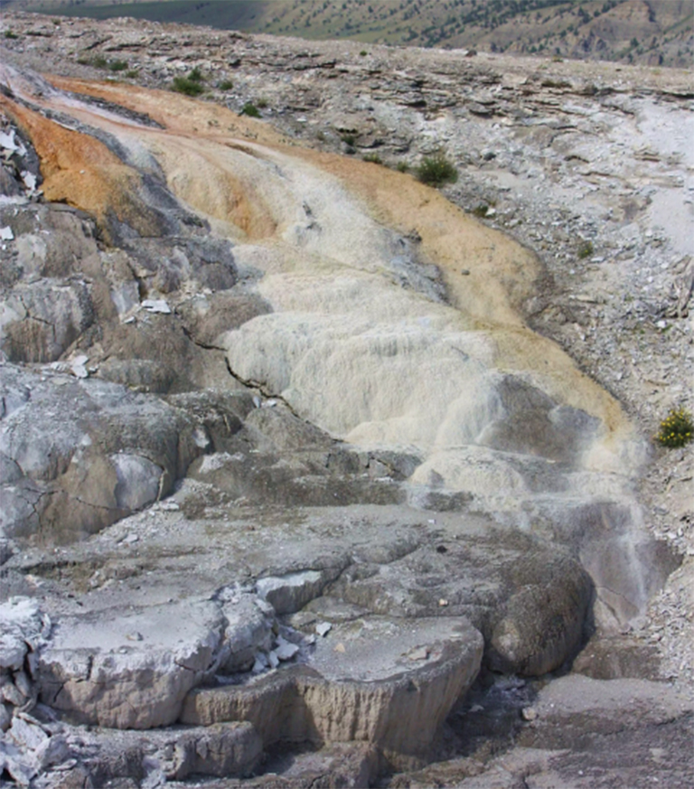 猛mm溫泉的美麗礦物梯田是石灰華.jpg 猛mm溫泉的美麗礦物梯田是石灰華