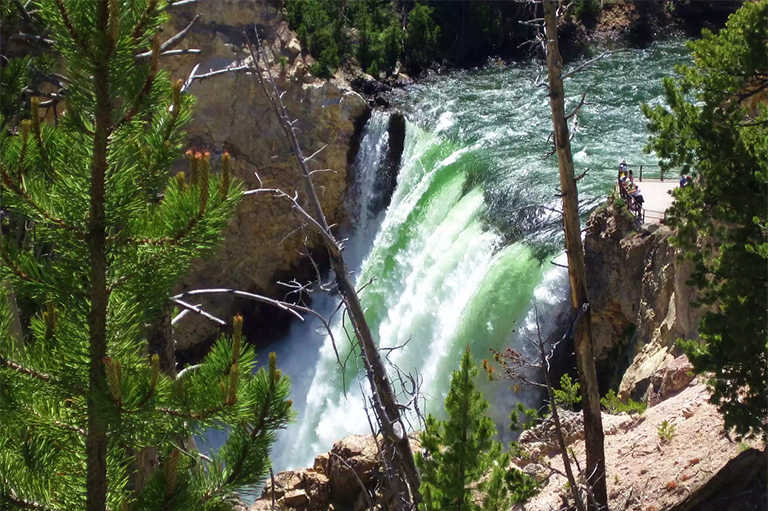 在黃石國(guó)家公園,水有多種顏色.jpg 在黃石國(guó)家公園,水有多種顏色