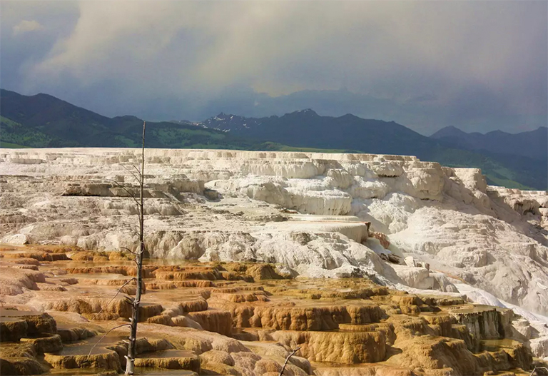 白色梯田是碳酸鈣，而紅色和棕色表示氧化鐵