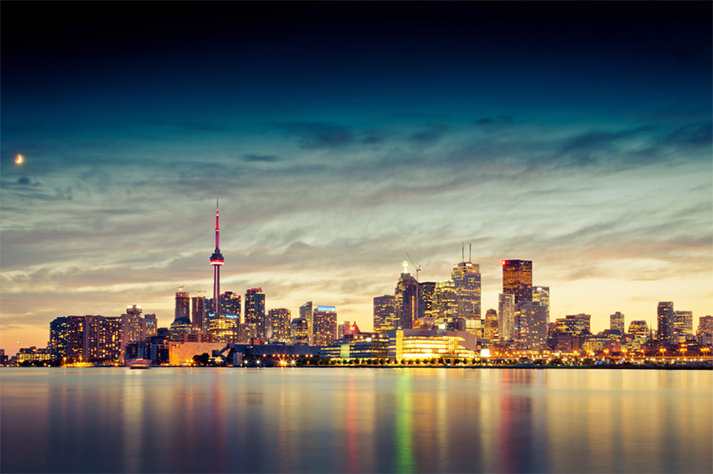 多倫多的天際線和安大略湖在黃昏，加拿大安大略省
