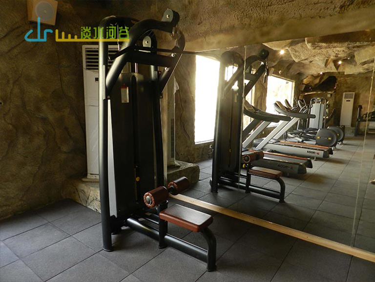 山洞健身房.jpg 山洞健身房