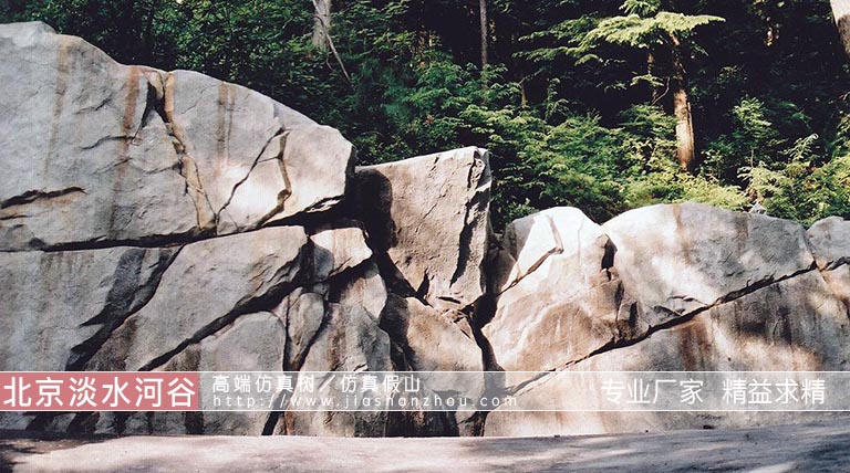 水泥假山護坡.jpg 水泥假山護坡