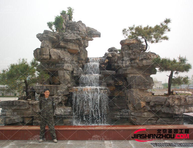 水泥假山.jpg 水泥假山.jpg