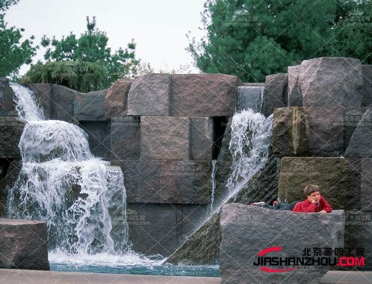 水泥假山.jpg 水泥假山.jpg